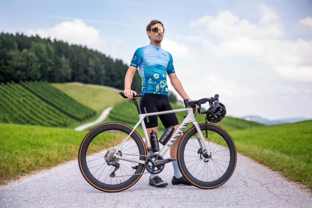 stoecki guru rennrad canyon auf strasse mit gruener natur und blauem himmel